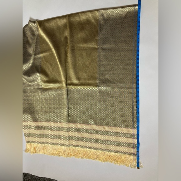 Silk Jacquard Woven Large Shawl Made in India - Picture 7 of 7